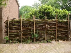 Takkenril als schutting. Foto: Tuin van de buren Takkenril als schutting. Foto: Tuin van de buren