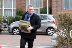 Wethouder Joris Wijsmuller (Haagse Stadspartij) draagt ook zijn tegels bij. Foto:Manos Verdes