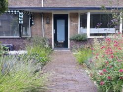 Het rechte pad naar de voordeur Het rechte pad naar de voordeur