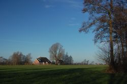 Boerenerf in singellandschap